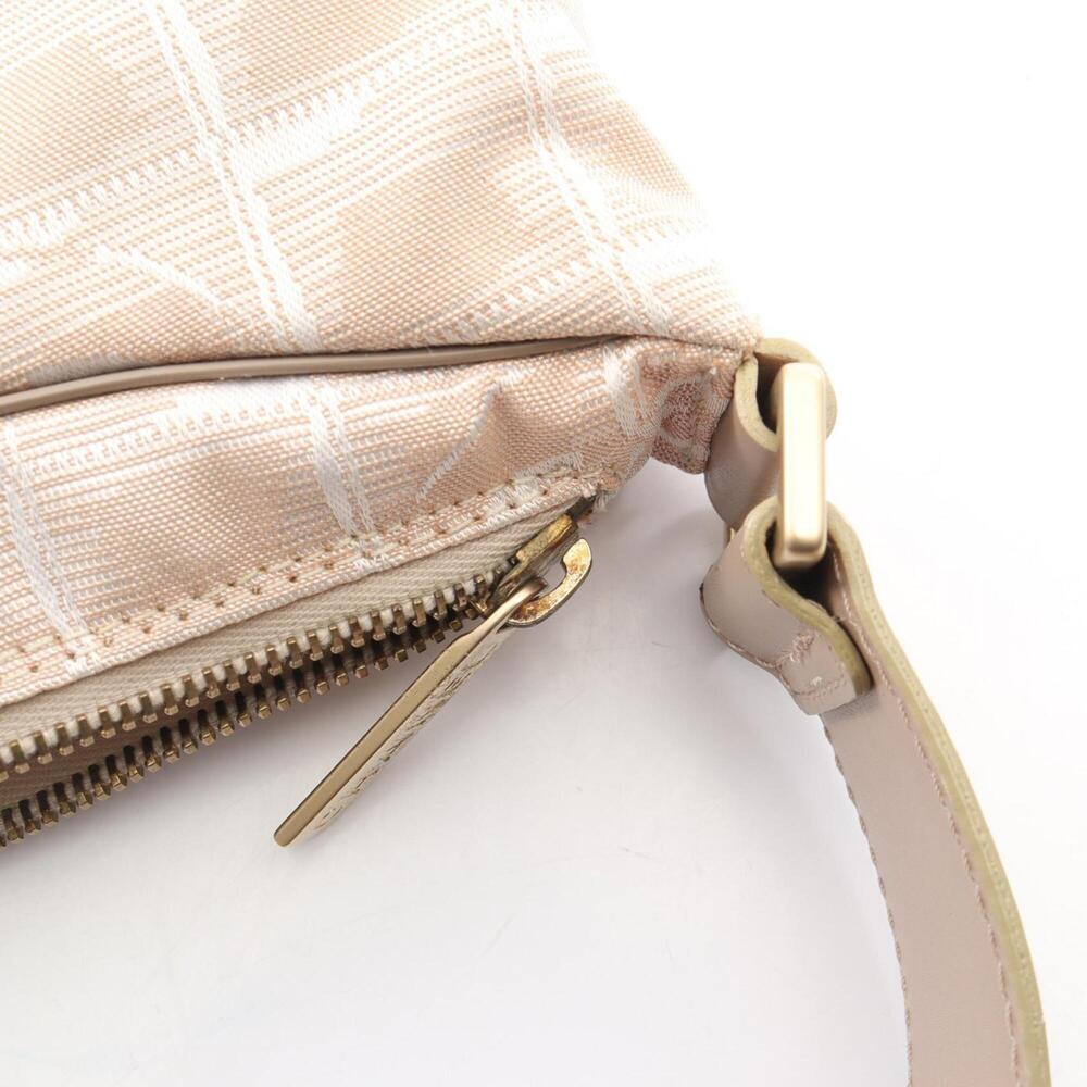 CHANEL Cream Leather Shoulder Bag - Picture 8 of 9